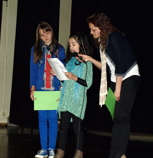 Entrega de premios del concurso de cuentos a  las ganadoras de los cursos 4º, 5º y 6º  en la Casa de Cultura de Fabero.